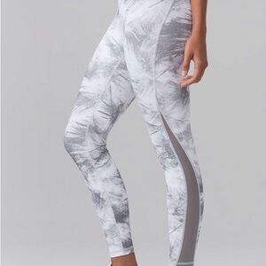 Lululemon Train Times 7/8 Pant *25"
Breeze By White Light Cast / Light Cast
